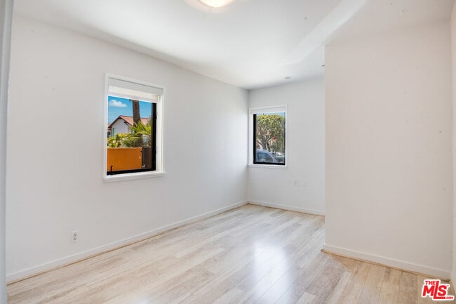 Building Photo - 224 Sunridge St