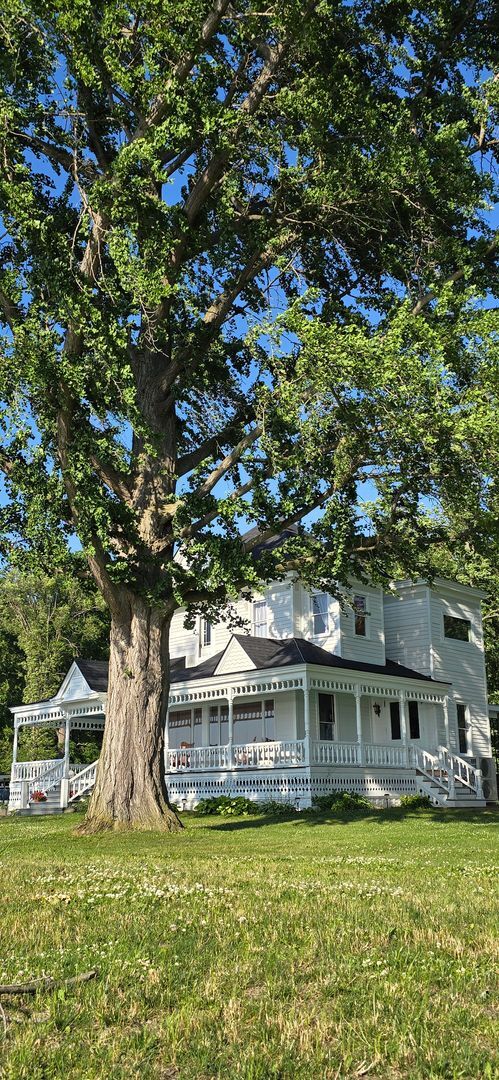 Building Photo - Beautiful waterfront Chateau. Short Term Retreat