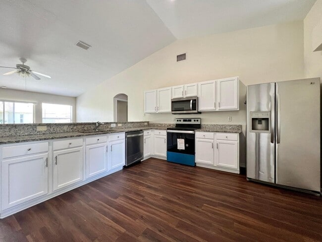 Building Photo - 532 SW Kabot Ave