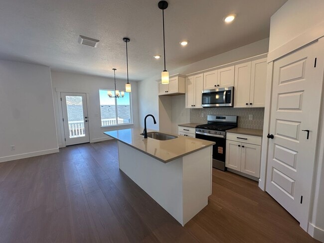 Building Photo - 5260 Acacia Dr