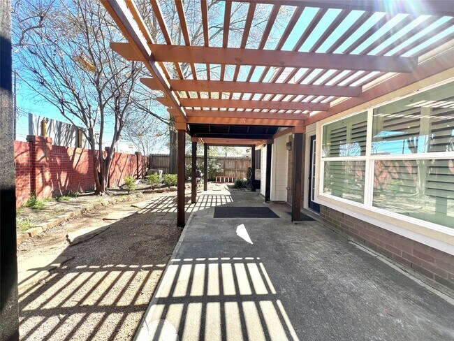 Building Photo - 5012 N Nelson Dr