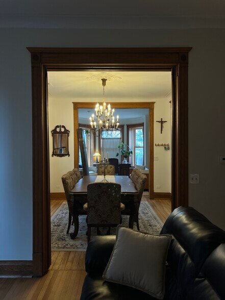 Beautiful antique dining room that seeks eight people - 938 W Newport Ave
