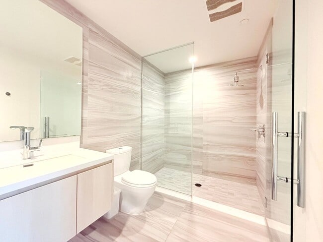 Building Photo - Very Unique Spacious Two Bedroom - Two bath luxury Condo with Views and Pool