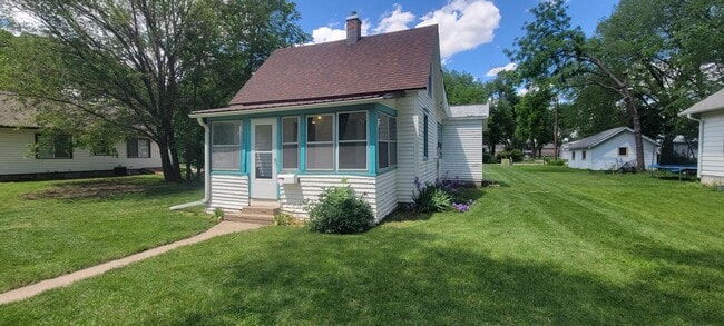 Building Photo - 706 E Lewis St