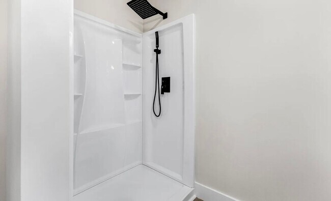 Building Photo - Move in Ready Stunning 4/3 Close To Everything In Greenville!