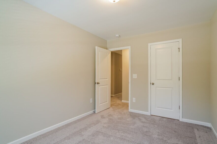 Building Photo - 524 Landing View Dr