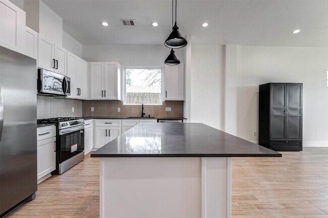 Building Photo - 112 Luetta St