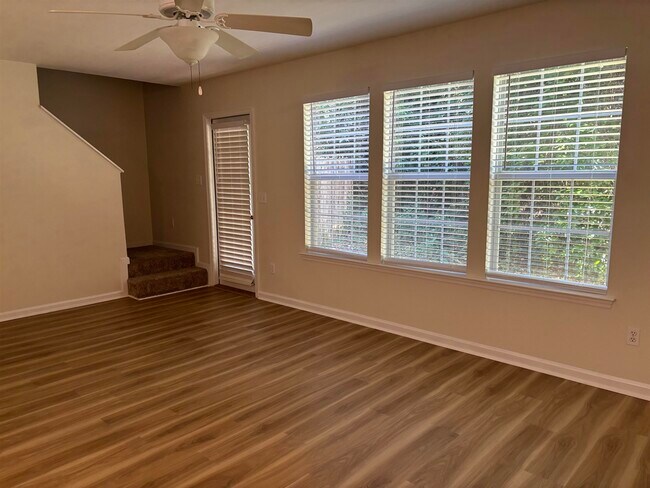 Building Photo - 3041 Camelliawood Cir E