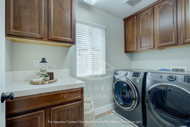 Building Photo - Lincoln Crossing, 4 bedroom 2.5 bath