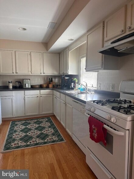 Building Photo - 633 Hampton Ave