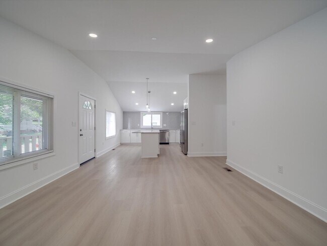 Building Photo - Beautifully Remodeled 3-bedroom, 2 bath house