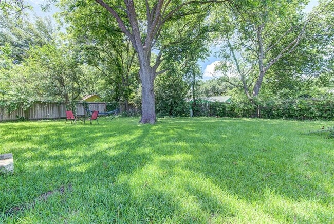 Building Photo - 807 Hill Wood Dr
