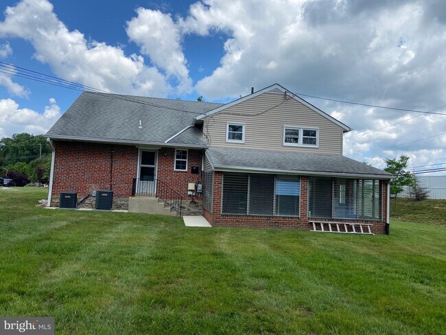 Building Photo - 121 Cypress Dr