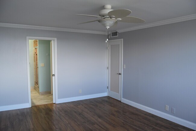 Building Photo - 1238 Hillsboro Mile