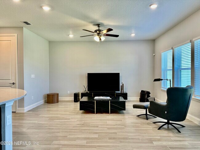 Building Photo - 124 Killarney Ave