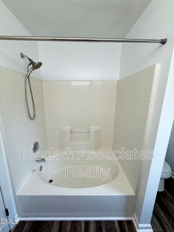 Building Photo - 401 Holly Berry Ln