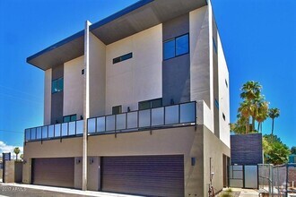 Building Photo - 2727 E Thomas Rd