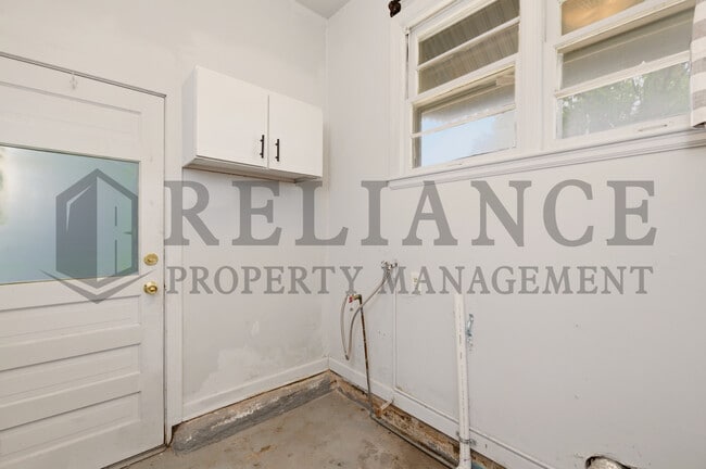 Building Photo - 1458 N Old Manor Rd