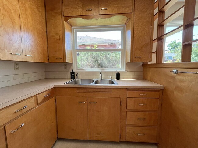 Building Photo - Bright & Spacious 1-Bedroom Duplex with Ha...
