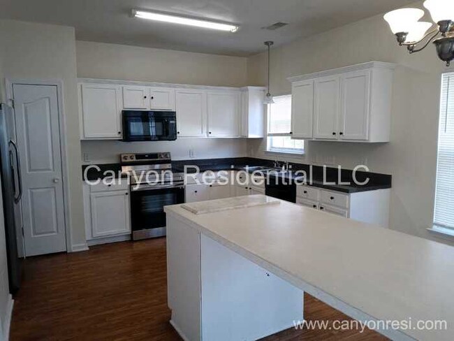 Building Photo - Beautiful, spacious 3-bedroom house with b...