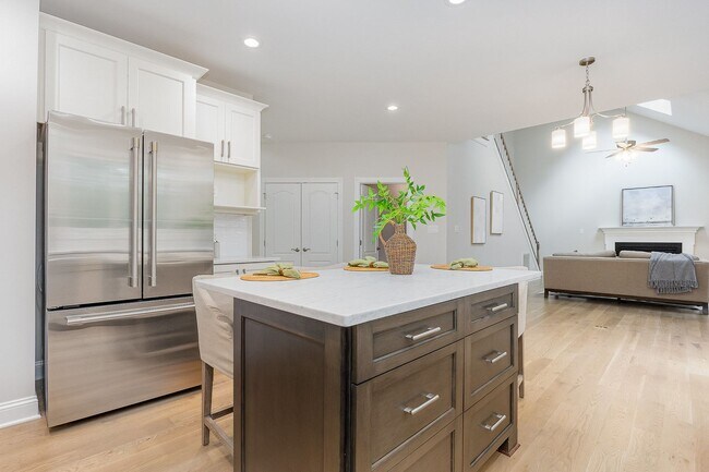 Building Photo - Stylish Renovation with Golf Course Views ...