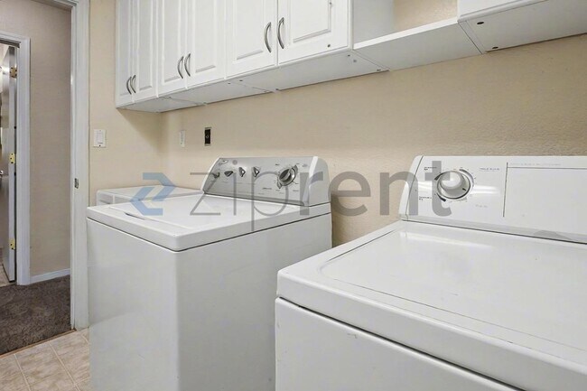 Building Photo - 1833 Blue Skies Way