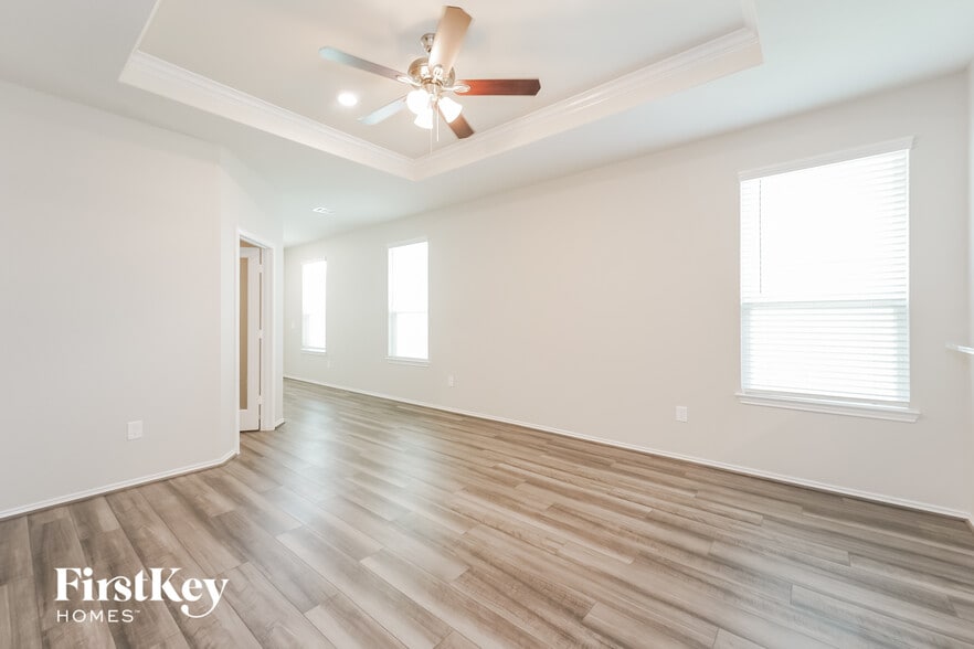 Building Photo - 5831 Longhorn Run Ln