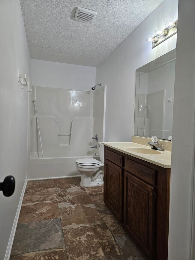 Building Photo - 1544 Diuguid Dr