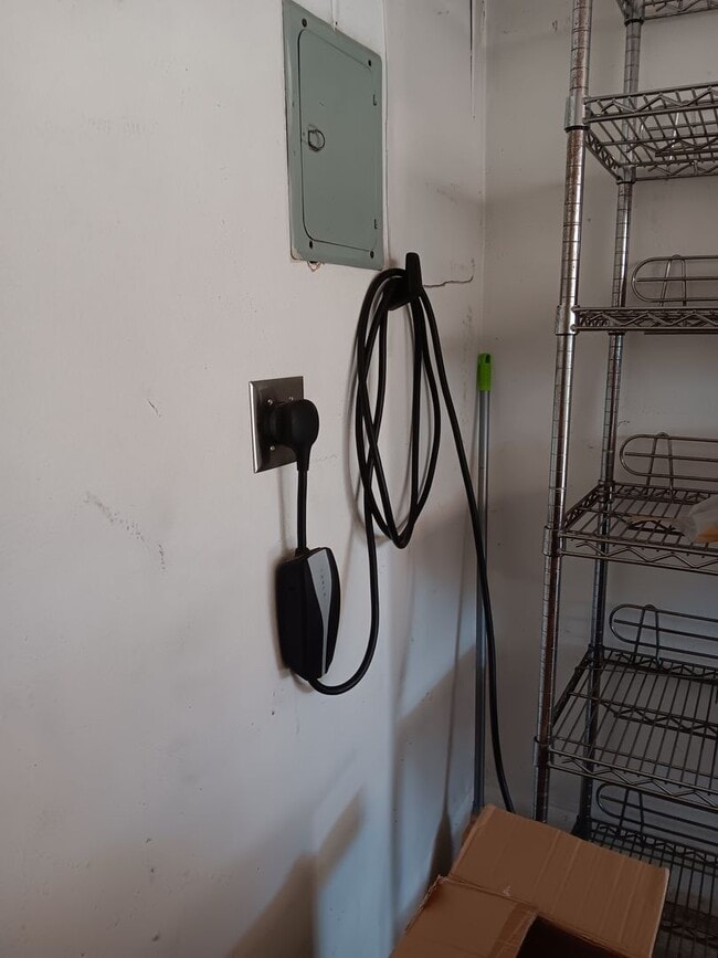 Building Photo - Charming 2-Bedroom, 2-Bathroom Gardena Con...