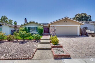 Building Photo - Bright and Spacious 3 Bed 2 Bath Single Fa...
