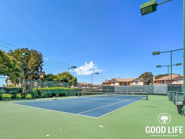Building Photo - Modern 4BD/3BA Townhouse in San Miguel Ran...