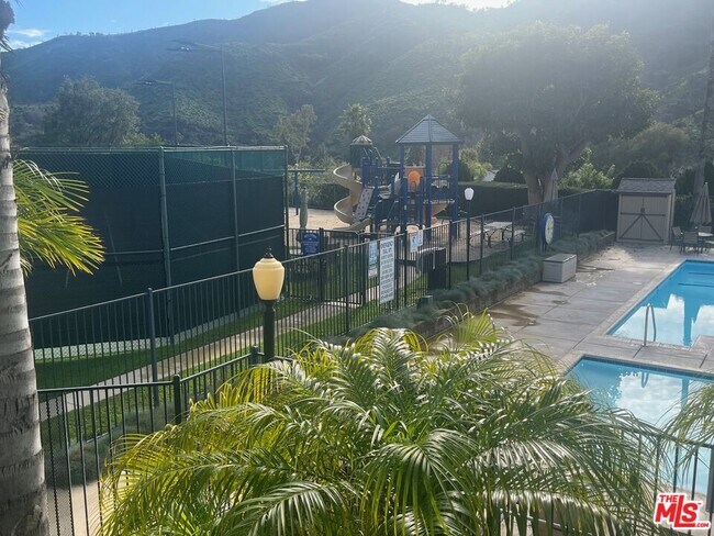 Building Photo - 1419 Avenida de Cortez