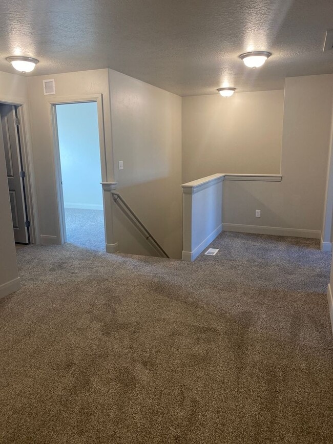 Building Photo - 3 bed 2.5 bath in  Townhome Spanish Fork