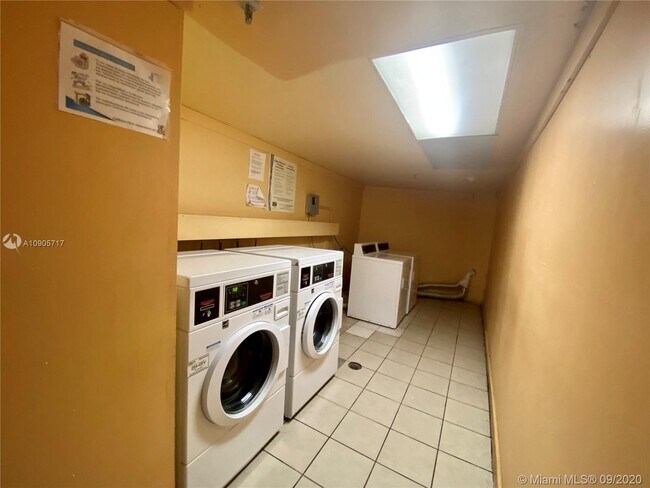 Building Photo - 9686 Fontainebleau Blvd