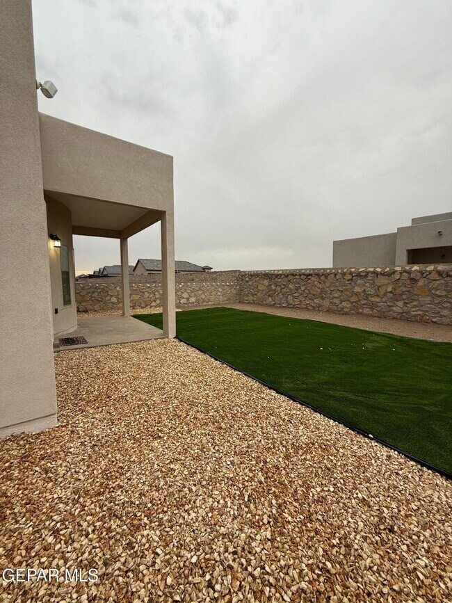 Building Photo - 13841 Paseo Central Ave