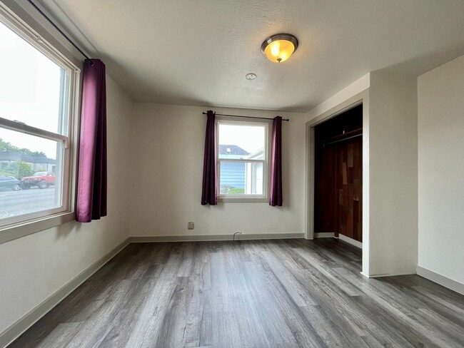 Building Photo - Pet friendly 2 Bedroom, 1 Bathroom with Sp...