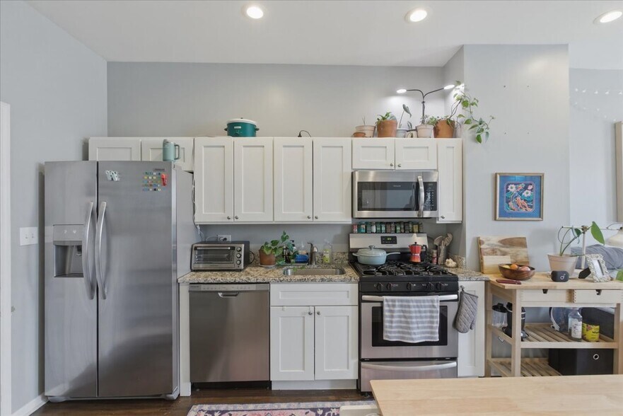 Building Photo - 1656 W Cortland St