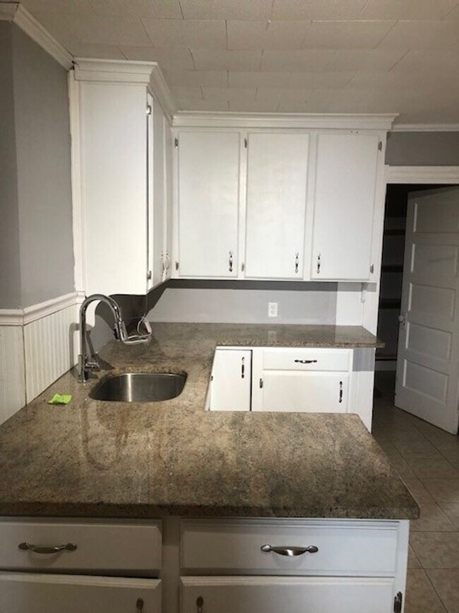 Building Photo - 2BR/1BA Available August 15!! Great Residential Location!