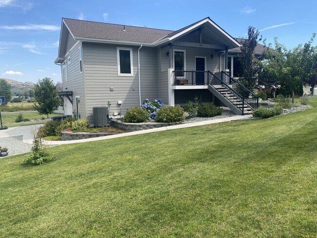 Building Photo - Furnished 4 bedroom/2.5 bath in Manson - A...