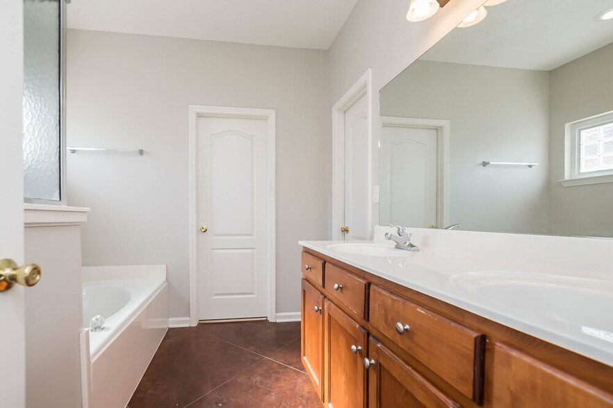 Building Photo - 8426 Linda Shore Cove