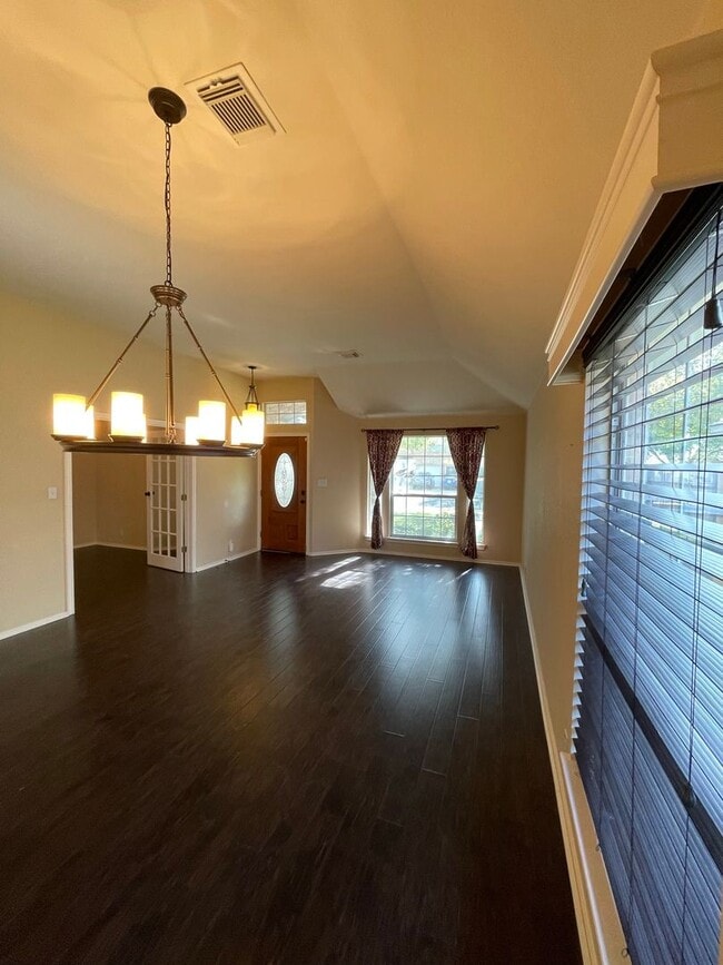 Building Photo - Beautiful single-story home in desirable Vista Oaks Subdivision
