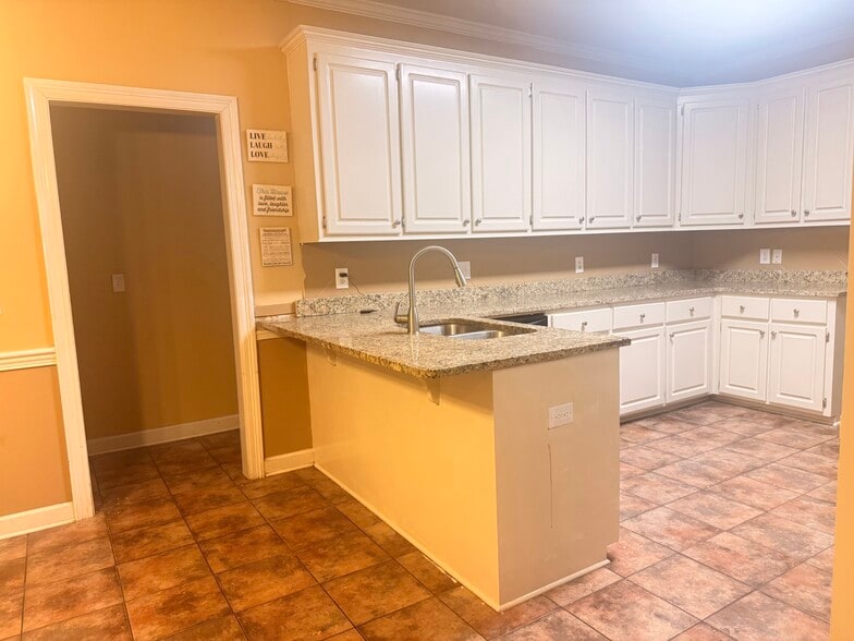 Building Photo - 635 Hampshire Dr