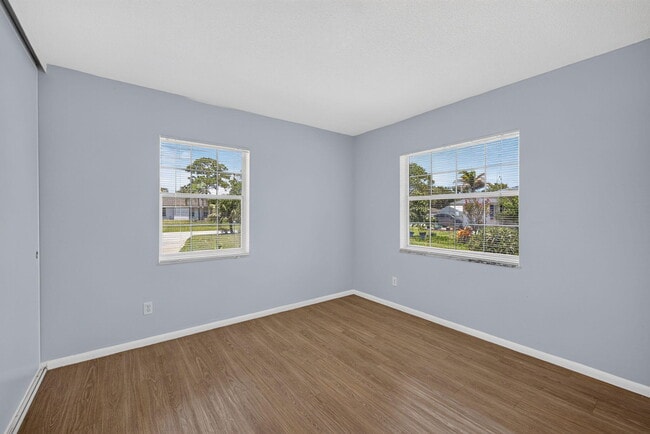 Building Photo - 416 SE Naranja Ave