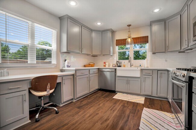 Building Photo - Fully Updated South Fay Home Near I-49! MU...