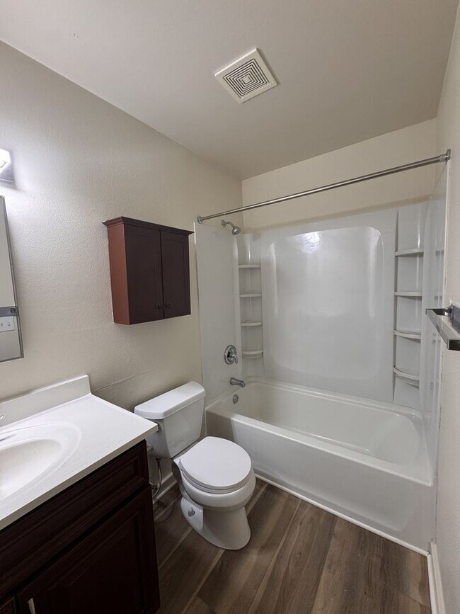 Building Photo - NICE UPDATED DUPLEX IN SACRAMENTO!!