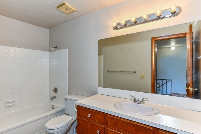 Building Photo - 2 Bedroom 1.5 Bathroom 4 plex