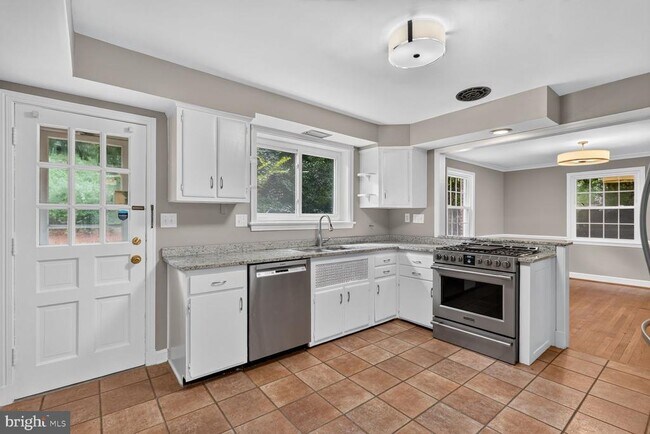 Building Photo - 7215 Rollingwood Dr