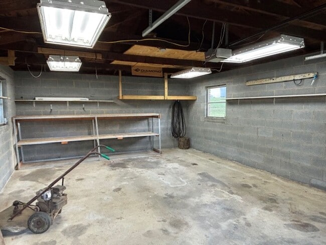 Building Photo - 208 Easy St