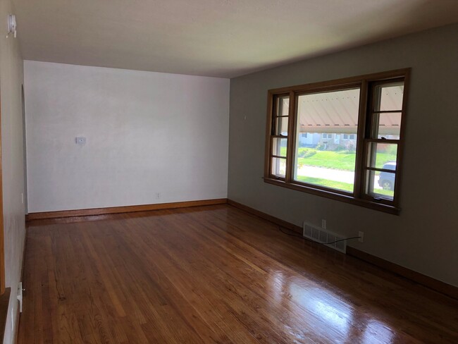 Building Photo - Don’t Miss Out this Spacious Home!