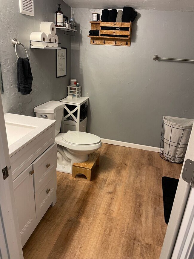 Building Photo - Beautifully updated with modern upgrades and cozy charm. PETS WELCOME